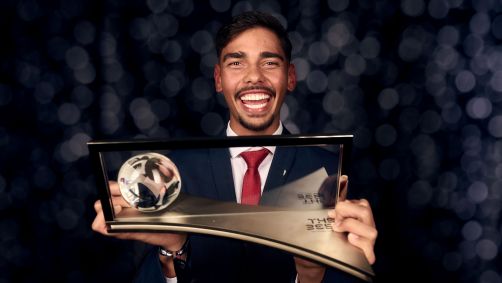 Guilherme Madruga com o troféu do Prêmio Puskás