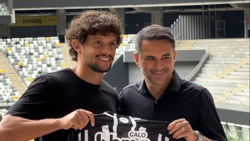 Scarpa é apresentado no Atlético-MG ao lado de Rodrigo Caetano