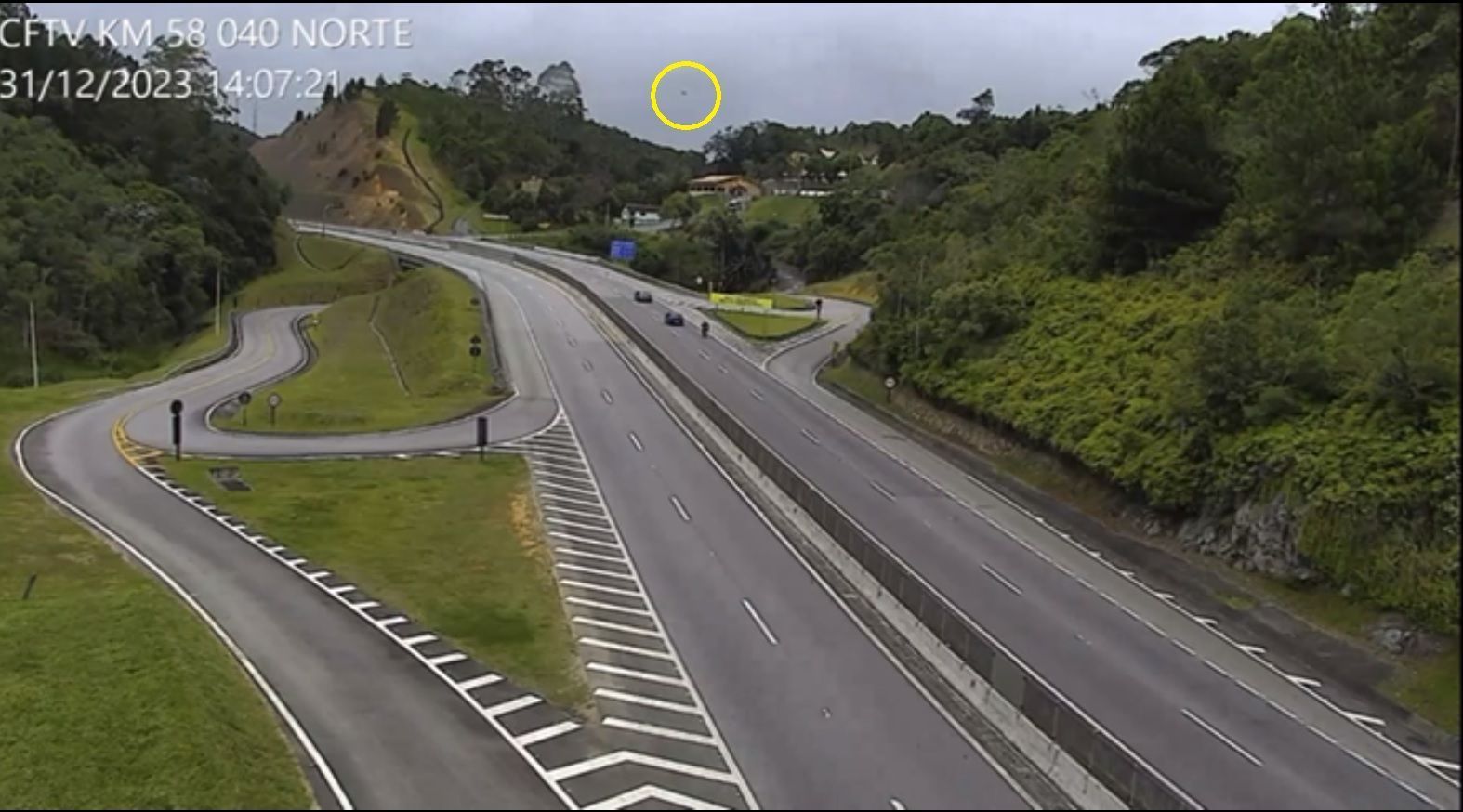 Helicóptero foi visto no km 58 da Tamoios, em Paraibuna (SP)