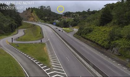 Helicóptero foi visto no km 58 da Tamoios, em Paraibuna (SP)