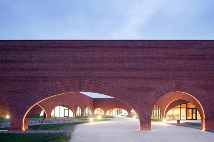 A arquiteta libanesa Lina Gotmeh imaginou um feito impressionante de alvenaria para a nova oficina da Hermès. / Iwan Baan/Architectural Digest