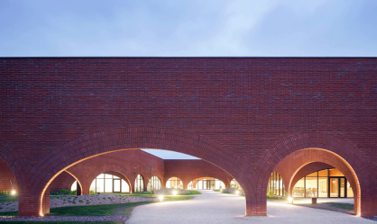 A arquiteta libanesa Lina Gotmeh imaginou um feito impressionante de alvenaria para a nova oficina da Hermès.