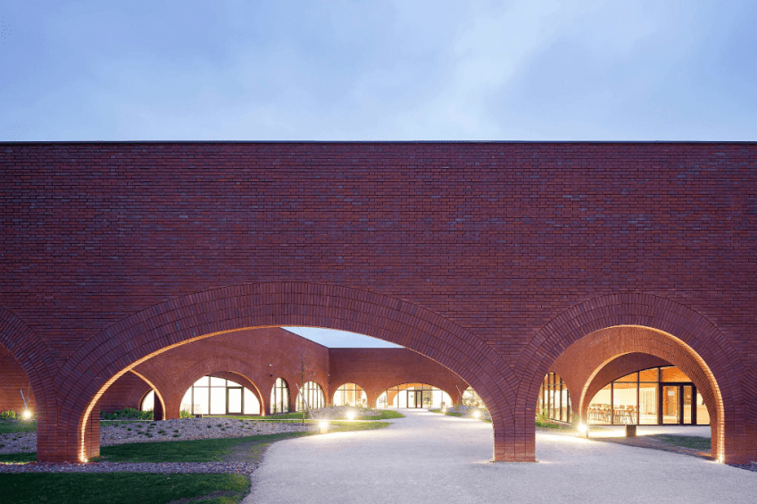 A arquiteta libanesa Lina Gotmeh imaginou um feito impressionante de alvenaria para a nova oficina da Hermès. / Iwan Baan/Architectural Digest