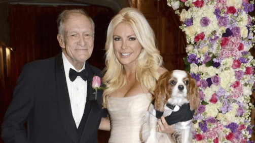 Hugh Hefner, fundador da Playboy e uma de suas esposas, Crystal