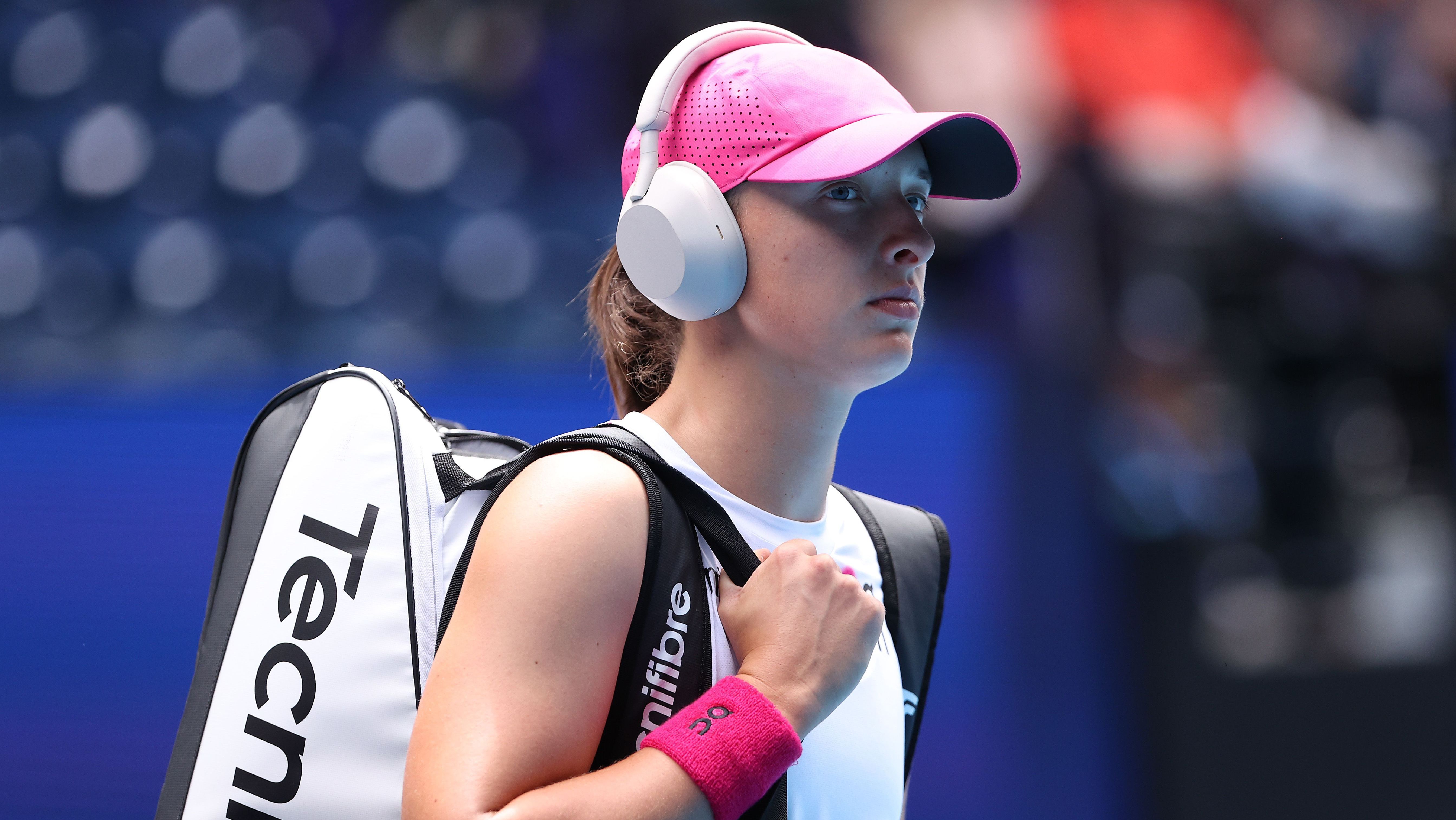 Iga Swiatek chega à quadra de fones para enfrentar a americana Danielle Collins