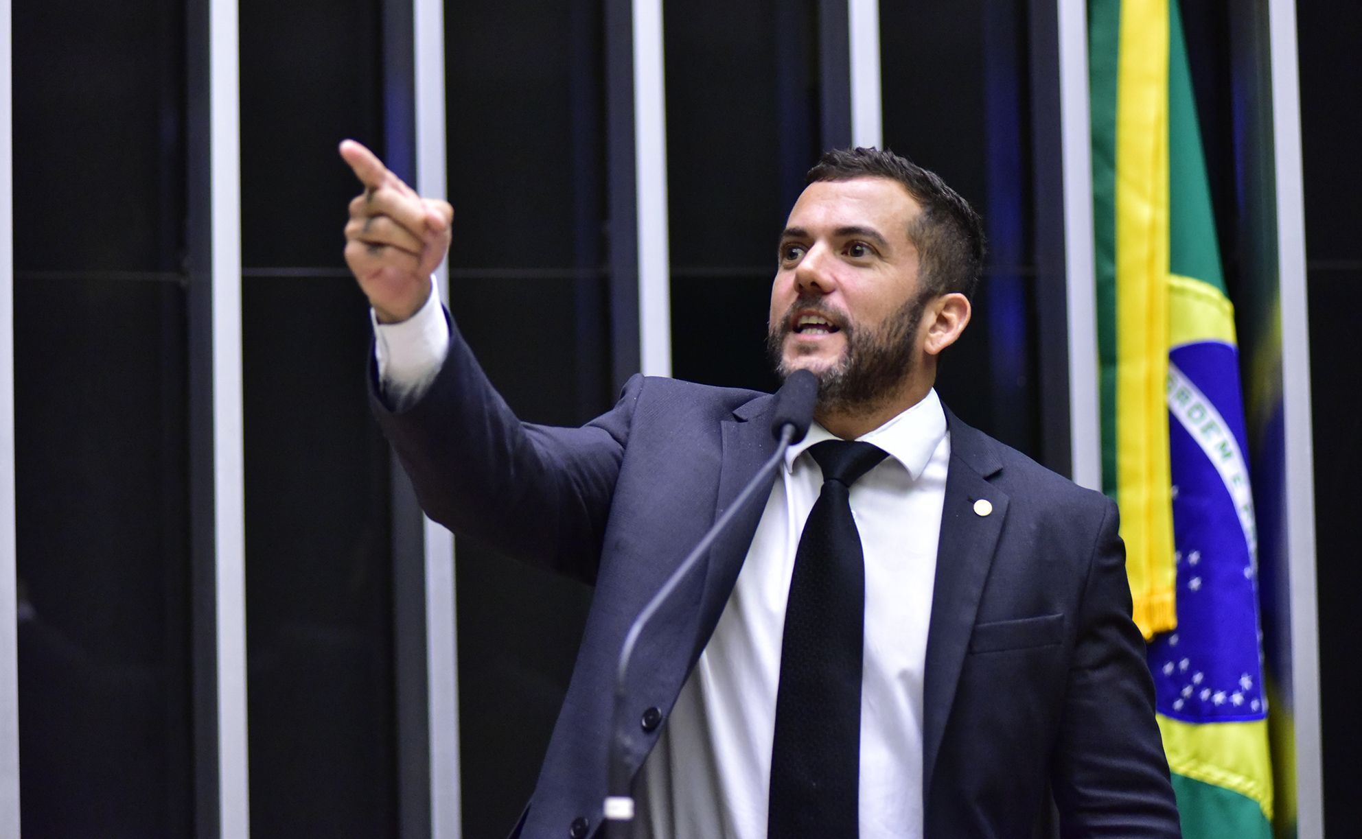 Pf Apreende Computador E Documentos No Gabinete Do Deputado Carlos