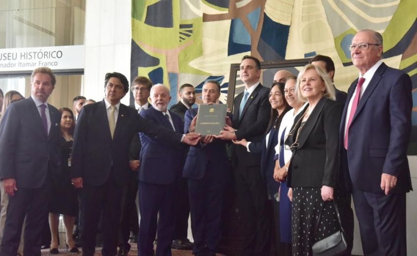 Representantes dos Três Poderes exibem o livro da Constituição antes de cerimônia que relembra um ano dos ataques de 8 de janeiro de 2023 / Zeca Ribeiro/Câmara dos Deputados