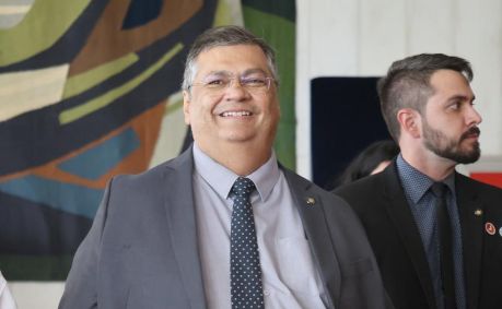 Futuro ministro do STF, Flávio Dino participou da cerimônia de um ano dos ataques de 8 de janeiro