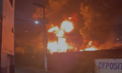 Incêndio de grandes proporções destrói galpão em Embu das Artes