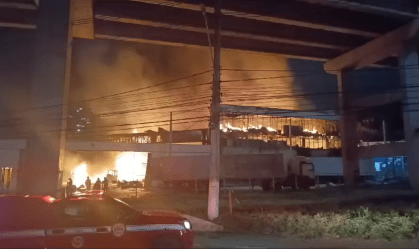 Incêndio Embu das Artes: “Ainda existe fogo”, diz bombeiro