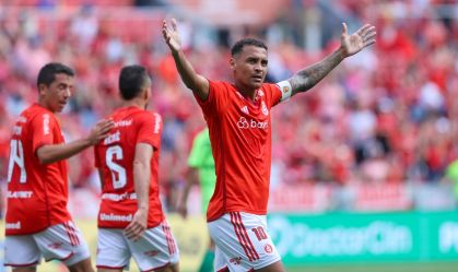Alan Patrick comemora o primeiro gol do Inter contra o Ypiranga