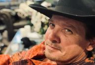 Um ano após acidente quase fatal, Jeremy Renner confirma retorno aos sets