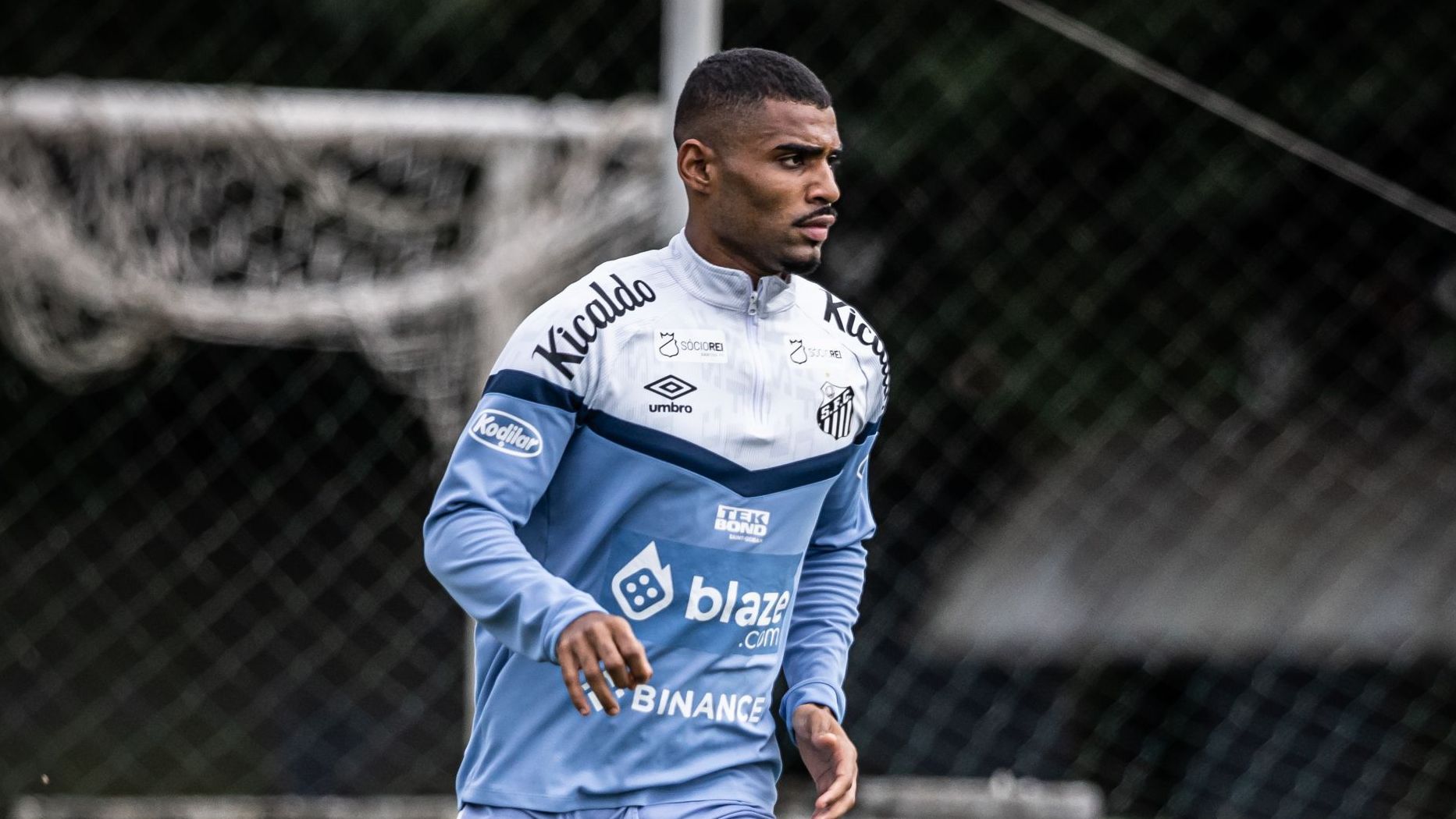 Joaquim, zagueiro do Santos, seguiu na equipe em 2024
