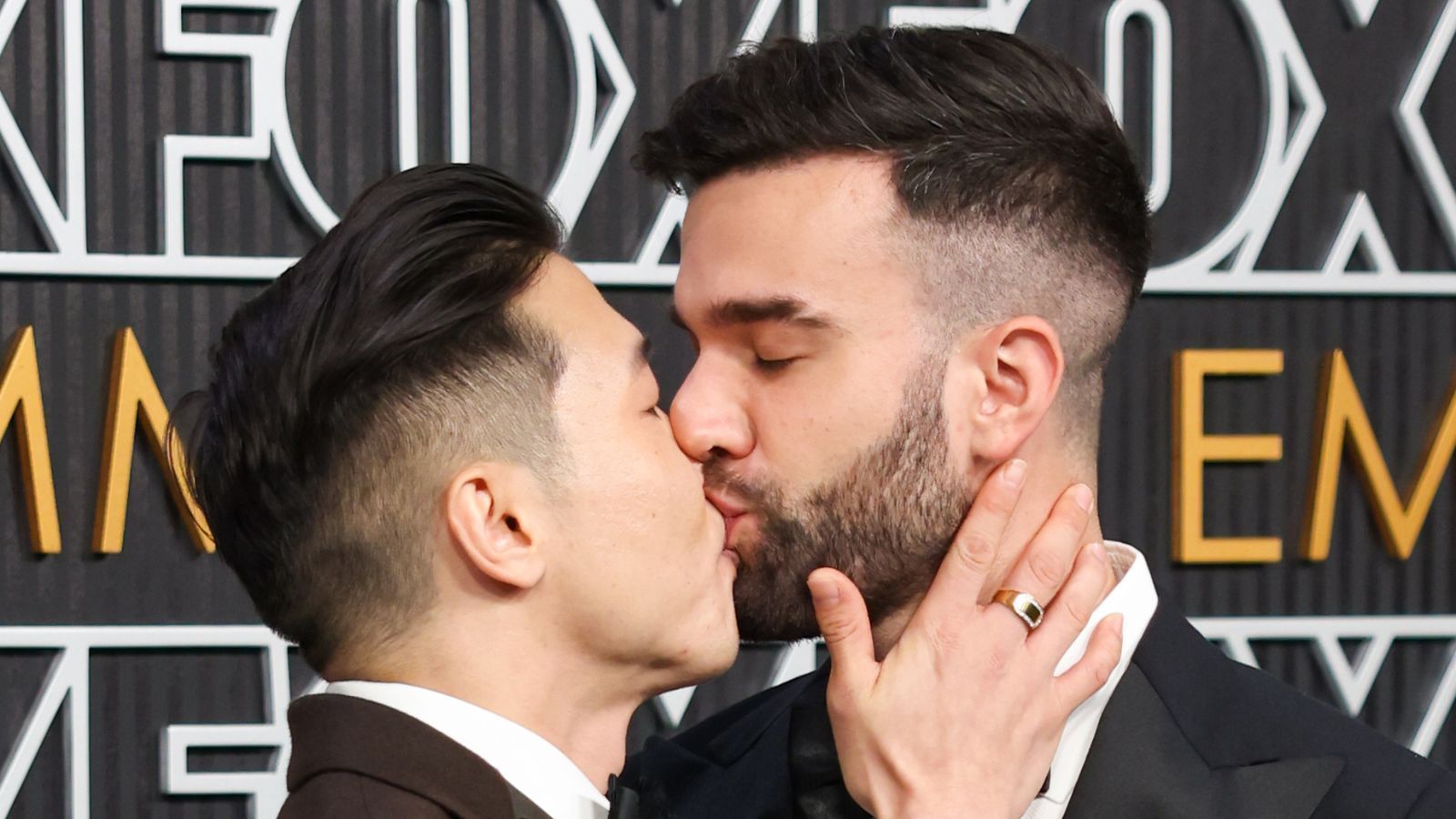 Joel Kim Booster e John Michael Kelly dão beijão no red carpet do Emmy 2023 / Jay L. Clendenin / Getty Images