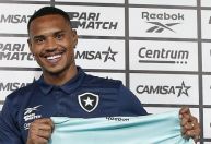 John avalia missão de substituir Perri no Botafogo: 