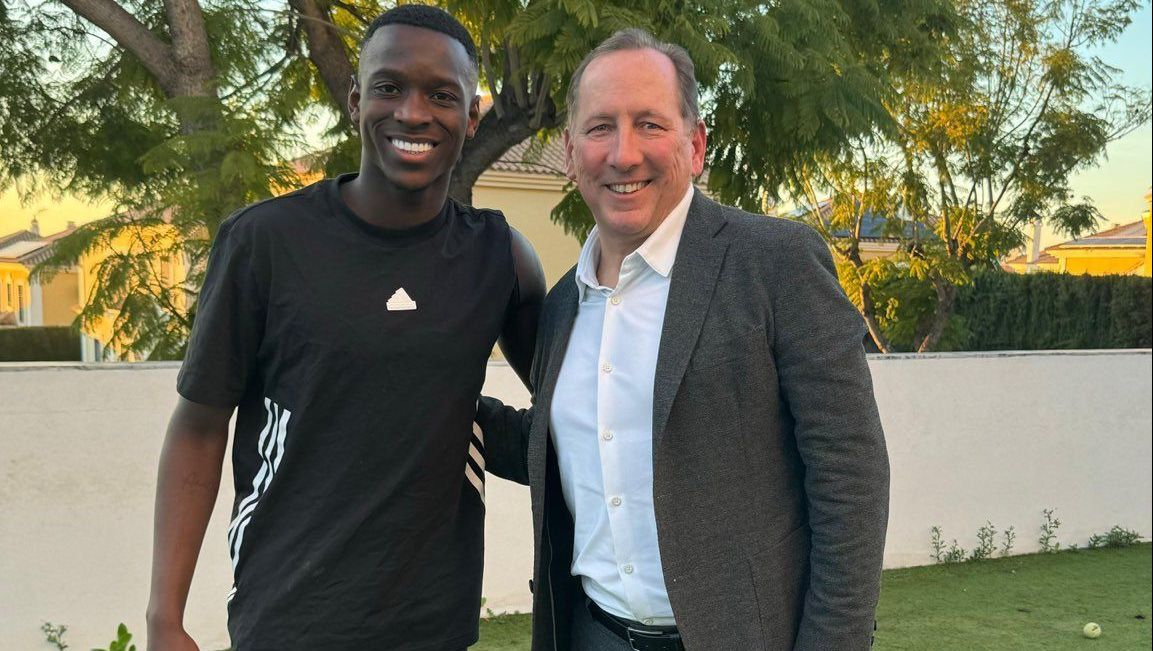 Luiz Henrique posa para foto com John Textor em Sevilha, na Espanha