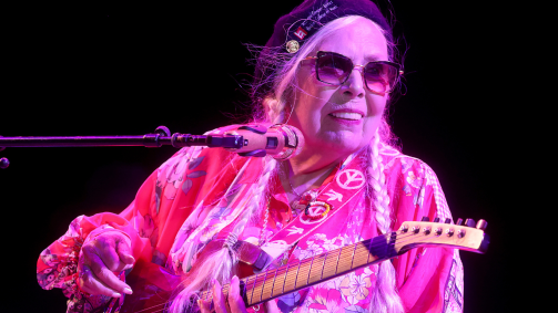 Joni Mitchell se apresenta em show durante "Joni Jam" em homenagem a ela no Gorge Amphitheatre em 10 de junho de 2023 em George, Washington.