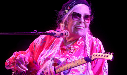 Joni Mitchell se apresenta em show durante "Joni Jam" em homenagem a ela no Gorge Amphitheatre em 10 de junho de 2023 em George, Washington.