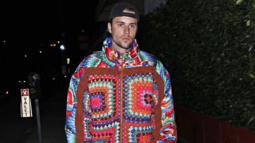 Justin Bieber usando casaco de marca brasileira