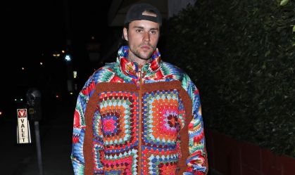 Justin Bieber usando casaco de marca brasileira