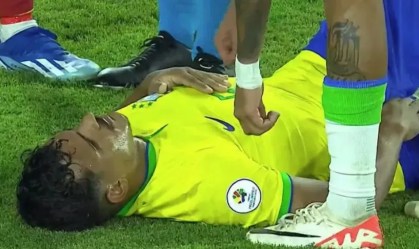 Kaiki, lateral do Cruzeiro, deixa jogo da Seleção Brasileira de maca