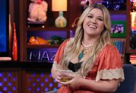 Kelly Clarkson participa de casamento durante seu show na véspera de Ano Novo