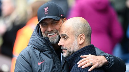 Klopp e Guardiola se cumprimentam antes de jogo pela Premier League