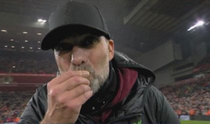 Jürgen Klopp encontra aliança depois de perdê-la no gramado de Anfield