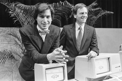 Steve Jobs e John Sculley em 24 de janeiro de 1984, mesmo dia em que lançaram o Macintosh