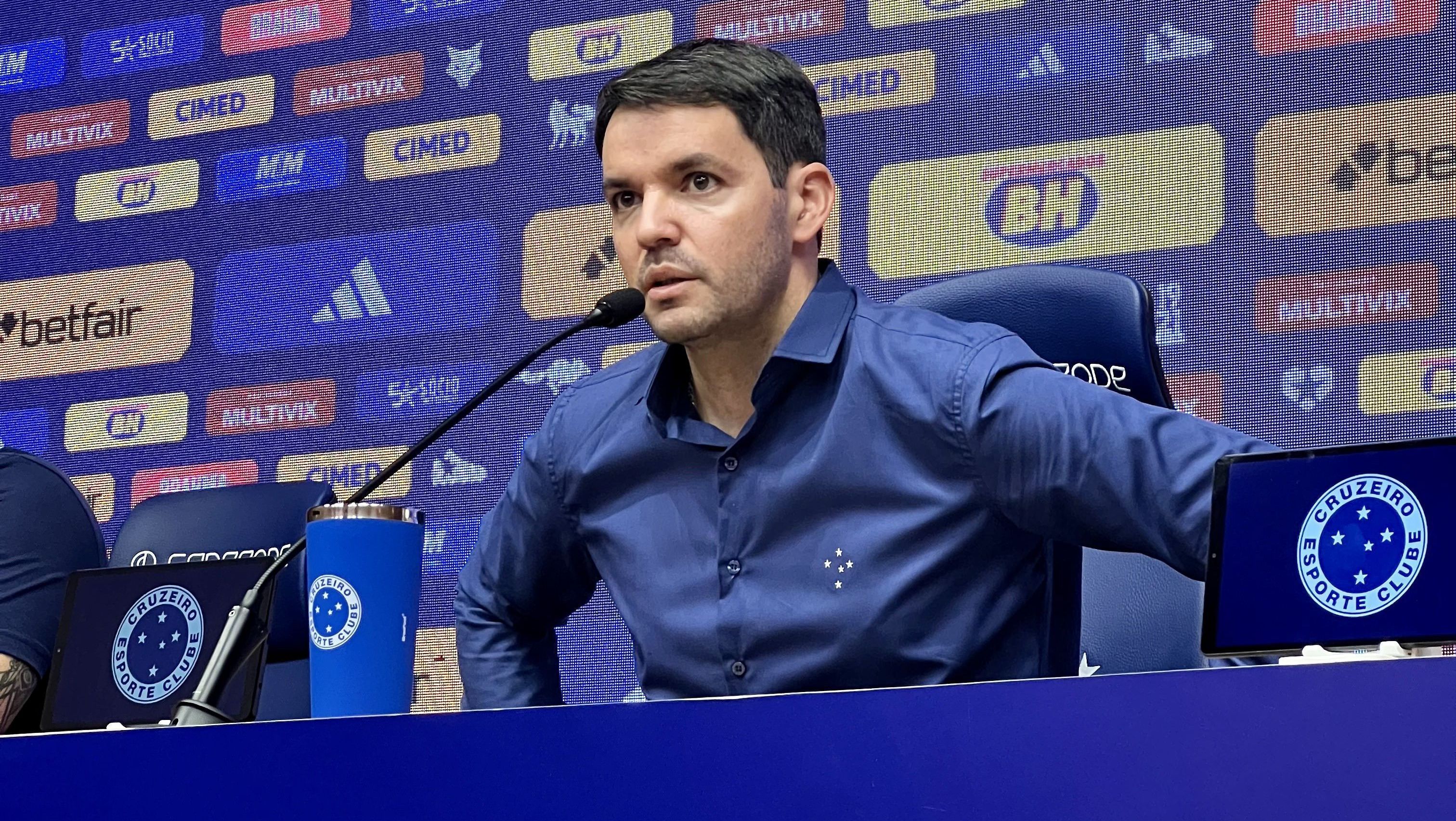 Nicolás Larcamón foi apresentado nesta sexta (5) pelo Cruzeiro