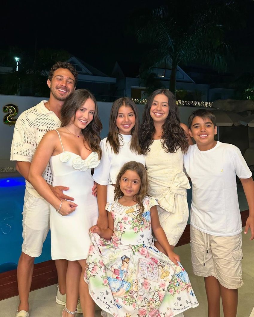 Larissa Manoela e André Luiz Frambach posam com crianças no Réveillon / Reprodução/ Instagram