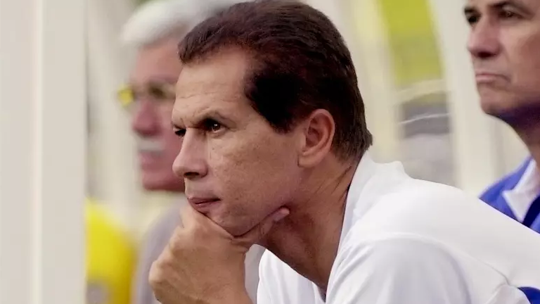 Emerson Leão é técnico da Seleção Brasileira em 2001