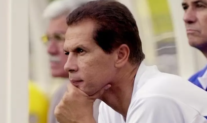 Emerson Leão é técnico da Seleção Brasileira em 2001