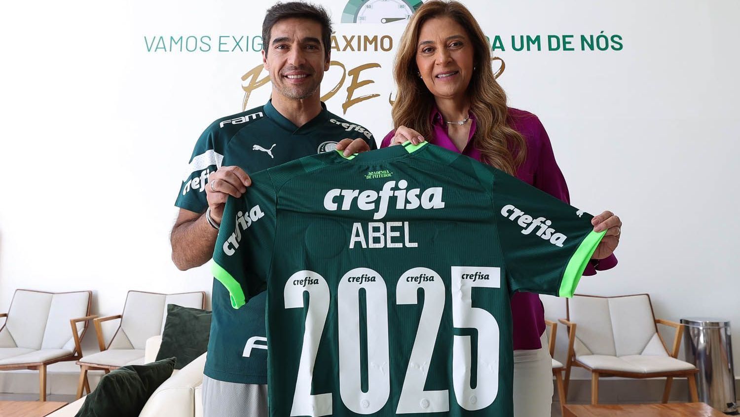 Abel Ferreira e Leila Pereira comemoram a renovação do contrato do treinador