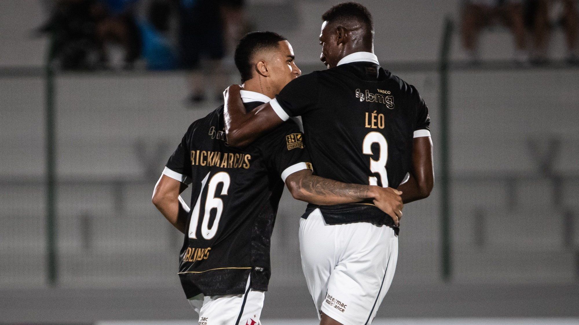 Léo comemora com Erick Marcus o gol do Vasco sobre o San Lorenzo