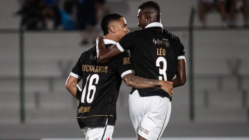 Léo comemora com Erick Marcus o gol do Vasco sobre o San Lorenzo