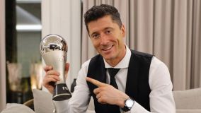 Lewandowski com o prêmio Fifa The Best 2020