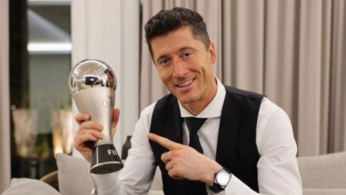 Lewandowski com o prêmio Fifa The Best 2020