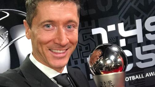 Lewandowski com o prêmio Fifa The Best 2020