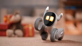 Loona – um robô companheiro semelhante a um cachorro – gerou polêmica por ser o primeiro robô do mundo com tecnologia ChatGPT integrada, permitindo que os usuários conversem e interajam com o dispositivo.