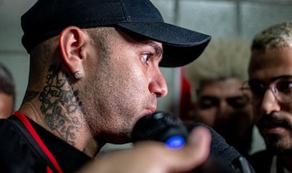 Luan é recebido com festa pela torcida do Vitória em Salvador: "Rei da América!"
