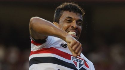 Luiz Gustavo comemora gol na vitória do São Paulo sobre a Portuguesa