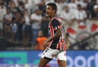 Luiz Gustavo, do São Paulo, é internado com tromboembolismo pulmonar