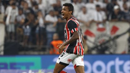 Luiz Gustavo comemora gol contra o Corinthians no Paulistão