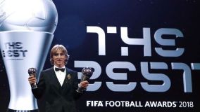 Luka Modric com o prêmio Fifa The Best 2018