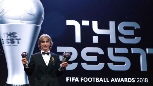 Luka Modric com o prêmio Fifa The Best 2018