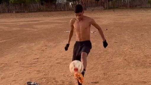 Luva de Pedreiro publicou vídeo nas redes sociais usando chuteira personalizada de Hulk