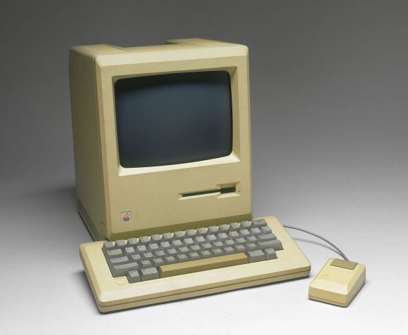 Computador Apple Macintosh, com teclado e mouse, que foi projetado por Steve Jobs para ser o mais "amigável" possível / Foto de SSPL/Getty Images