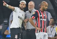 Majestoso: Mano Menezes é vaiado por torcedores do Corinthians antes do jogo