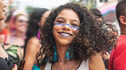 Maquiagem com glitter para o Carnaval